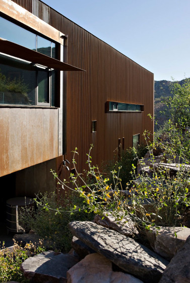 Pared lateral de casa moderna de color marrón