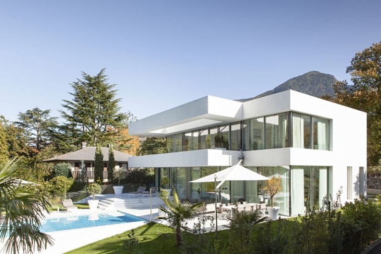 Moderna casa de dos pisos con piscina, diseño de hermosa fachada de trazos rectos y decoración de interiores