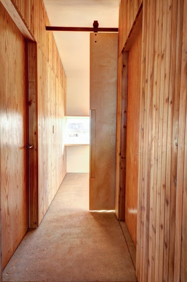 Detalle de paredes de madera y piso de hormigón