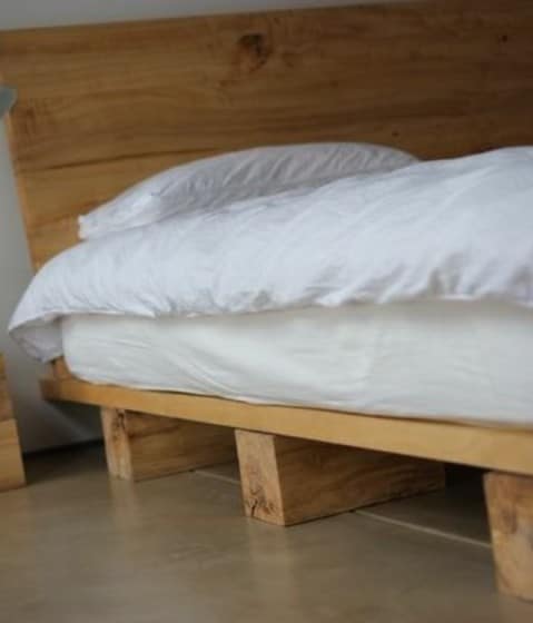 Diseño de cama con madera reciclada
