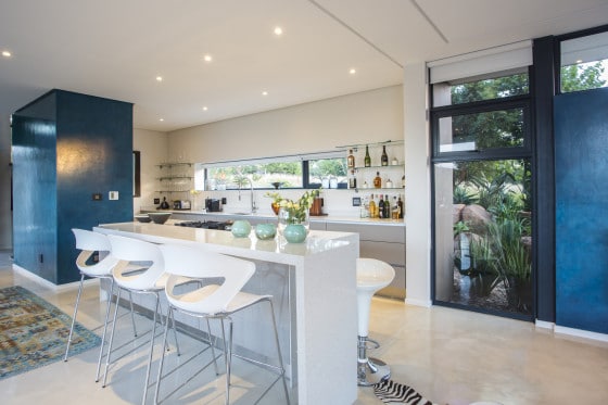 Diseño de  moderna cocina con isla