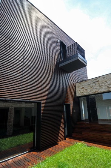 Diseño de pared de madera en casa moderna
