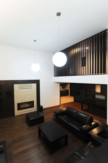 Diseño de sala con muebles negros