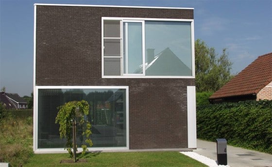 Casa de dos pisos sencilla, destaca por sus lineas simples de diseño en fachada y planos