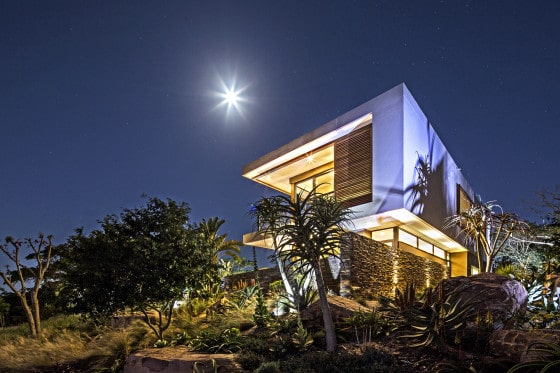 Fachada de casa de dos plantas por la noche