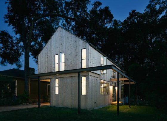 Diseño de casa de campo sencilla con moderna fachada de madera e interiores brillantes