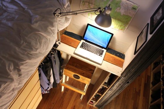Laptop sobre pequeño escritorio dentro de habitación