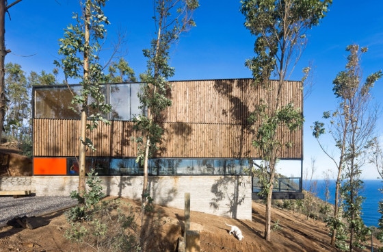 Diseño de casa de dos pisos de madera y vidrio