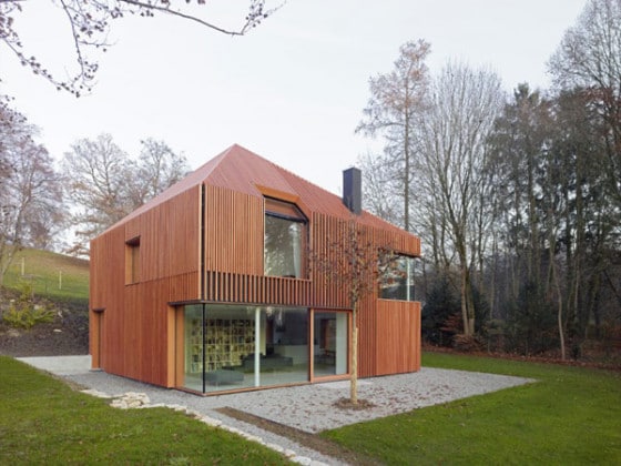 Modelo de casa moderna de madera, escultórica fachada con varillas de madera e interiores brillantes