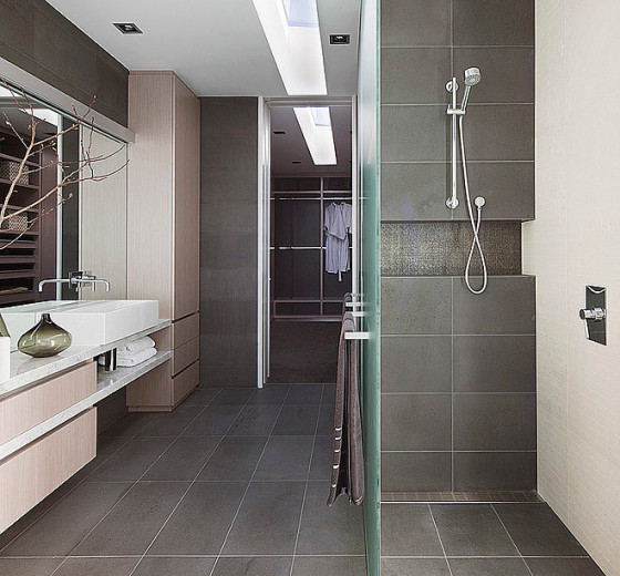 Diseño de cuarto de baño moderno con cerámica gris 
