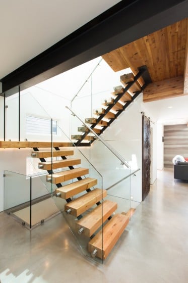 Diseño de escalera moderna con peldaños de madera