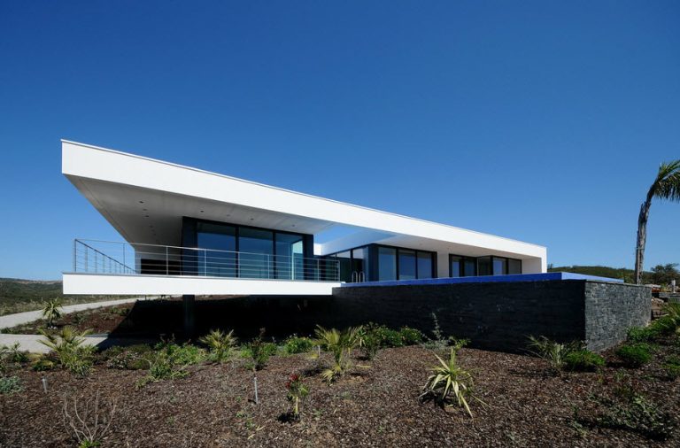 Diseño de casa moderna con piscina, vivienda construida en terreno en desnivel y con volados impresionantes