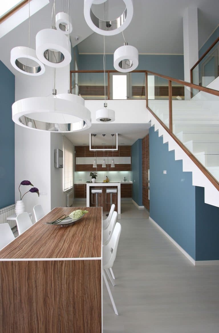 Diseño de casa moderna de dos plantas, incluimos los planos y la  decoración de interiores que integra equipamiento contemporáneo