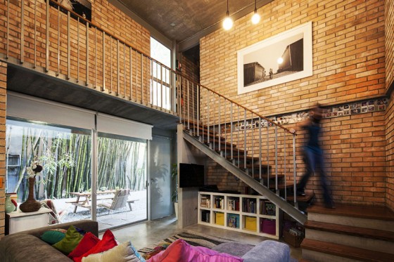 Diseño de sala con techo a doble altura