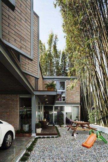 Fachada de la casa con  ladrillo caravista