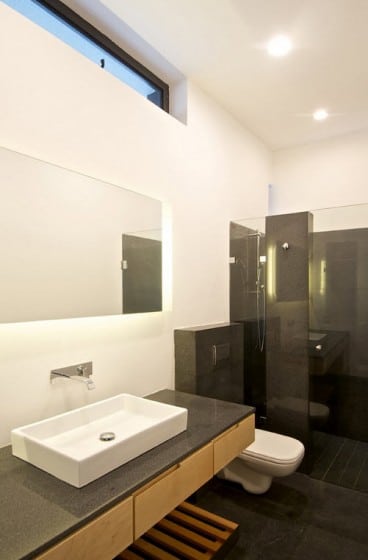 Diseño de cuarto de baño gris y blanco