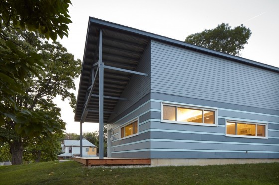 Diseño de fachada lateral de casa sostenible