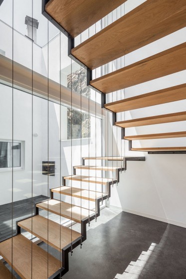 Diseño de modernas escaleras con peldaños de madera y marcos de acero