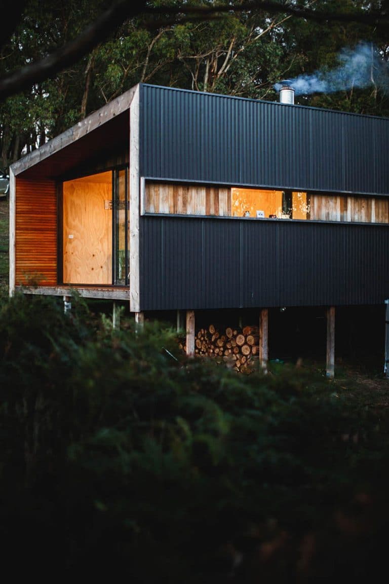 Diseño de pequeña casa de campo construida en madera, grandes ventanas para mejores visuales