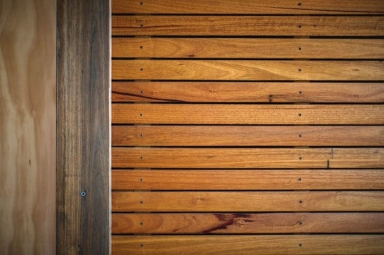 Muro de varillas de madera colocadas de forma horizontal