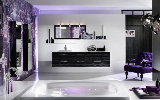 Decoración de cuarto de baño con dosis de arte purpura