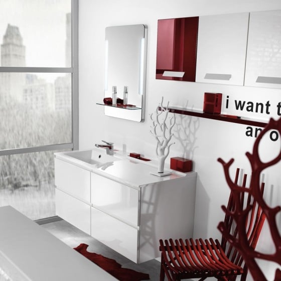 Decoración de interiores de cuarto de baño rojo y blanco