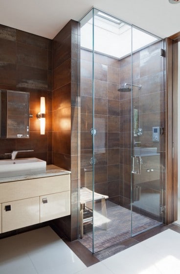 Diseño de cuarto de baño con cerámicos marrones