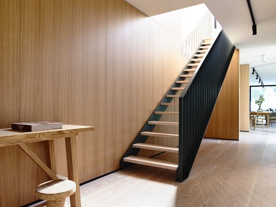 Diseño de escaleras modernas de peldañas de madera y pasamano de hierro