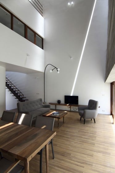 Diseño de sala con techo alto
