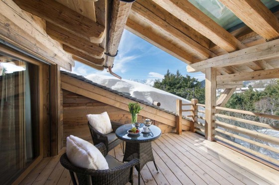 Diseño de terraza pequeña rústica con muebles de fibras naturales