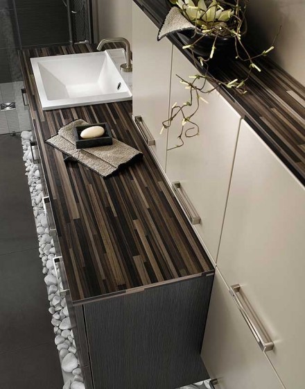 Diseño moderno mueble de madera y pisos de piedra cuarto de baño