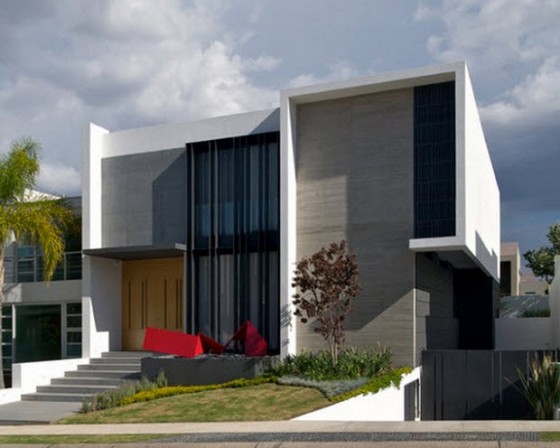 Fachada de casa moderna de dos plantas con sótano