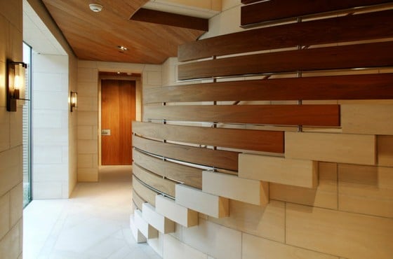Diseño de escaleras con barandas de madera y acero