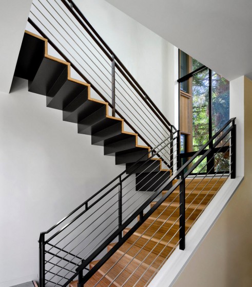 Diseño de escaleras de acero y madera con pasamanos de hierro