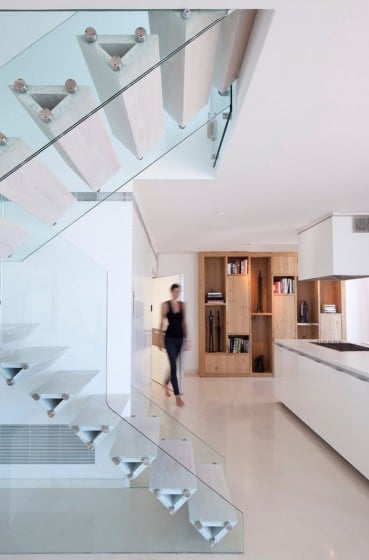 Diseño de modernas escaleras con peldaños geométricos baranda de vidrio