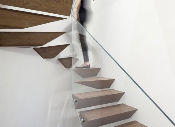 Novedoso diseño de escaleras con formas geométricas