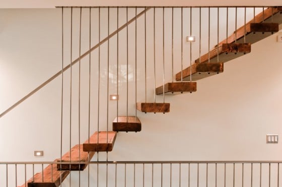 Diseño de escaleras modernas con peldaños de madera