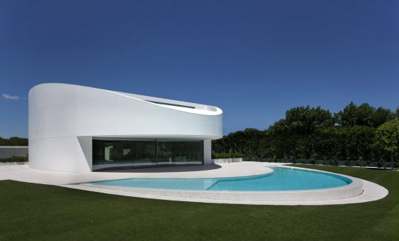 Moderno diseño de casa con piscina