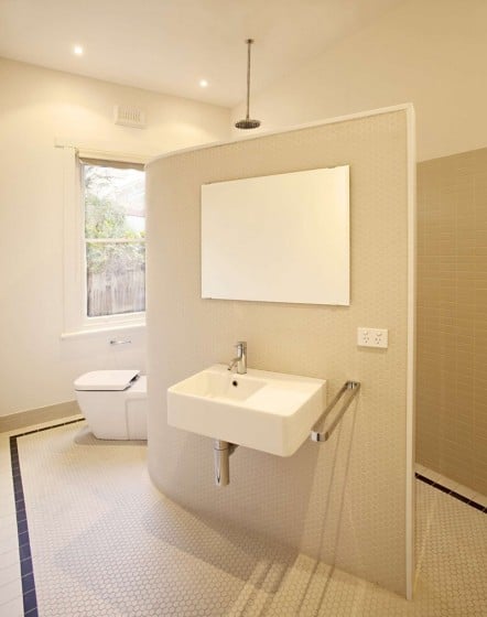 Diseño de cuarto de baño sencillo y elegante