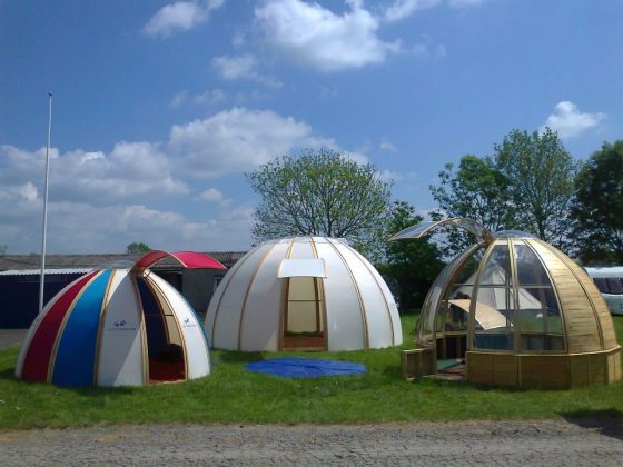 Domos para acampar, armado fácil por hojas de madera y transparentes