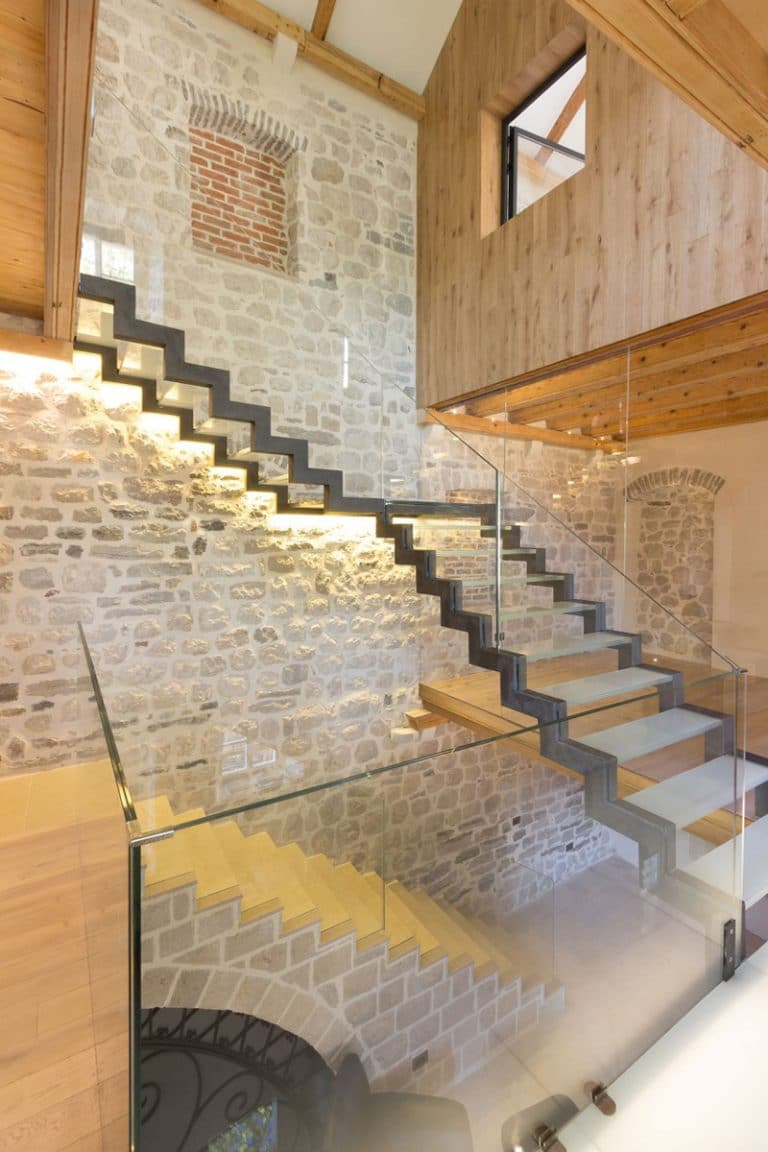 Diseño de casa de piedra, construcción de tres pisos combina lo antiguo y moderno