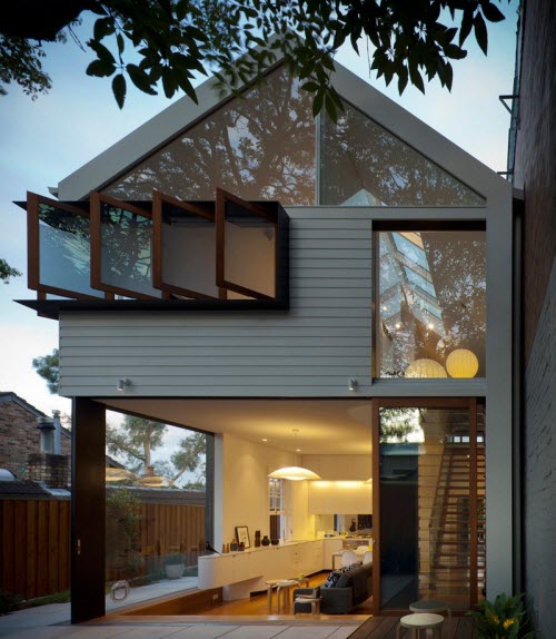 Planos de pequeña casa de dos pisos, interiores luminosos y brillantes con apertura de claraboya en techo