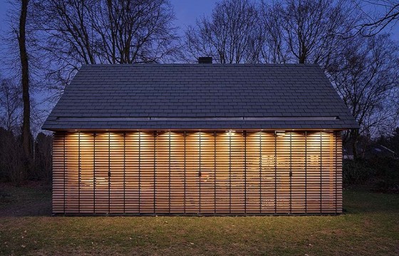 Diseño de cabaña construida en madera por la noche