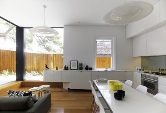 Diseño de cocina con muebles blancos y pisos de madera