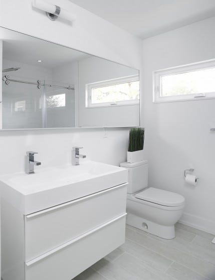 Diseño de cuarto de baño de color blanco