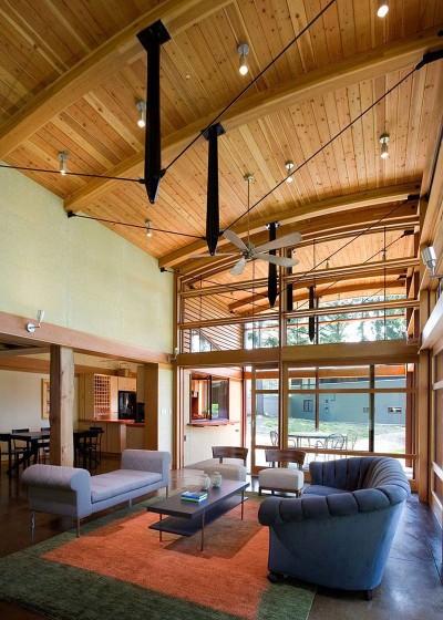 Diseño de techo con tirantes de acero de casa de madera