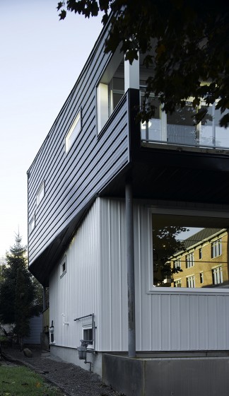 Perfil de fachada de casa moderna de dos plantas