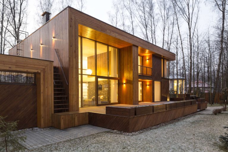 Diseño de casa de madera de dos pisos, moderna y armoniosa estructura de madera que se integra al paisaje