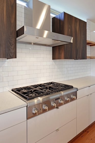 Diseño de cocina con azulejos blancos rectangulares