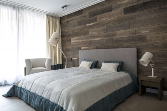 Diseño de dormitorio moderno con pared de madera